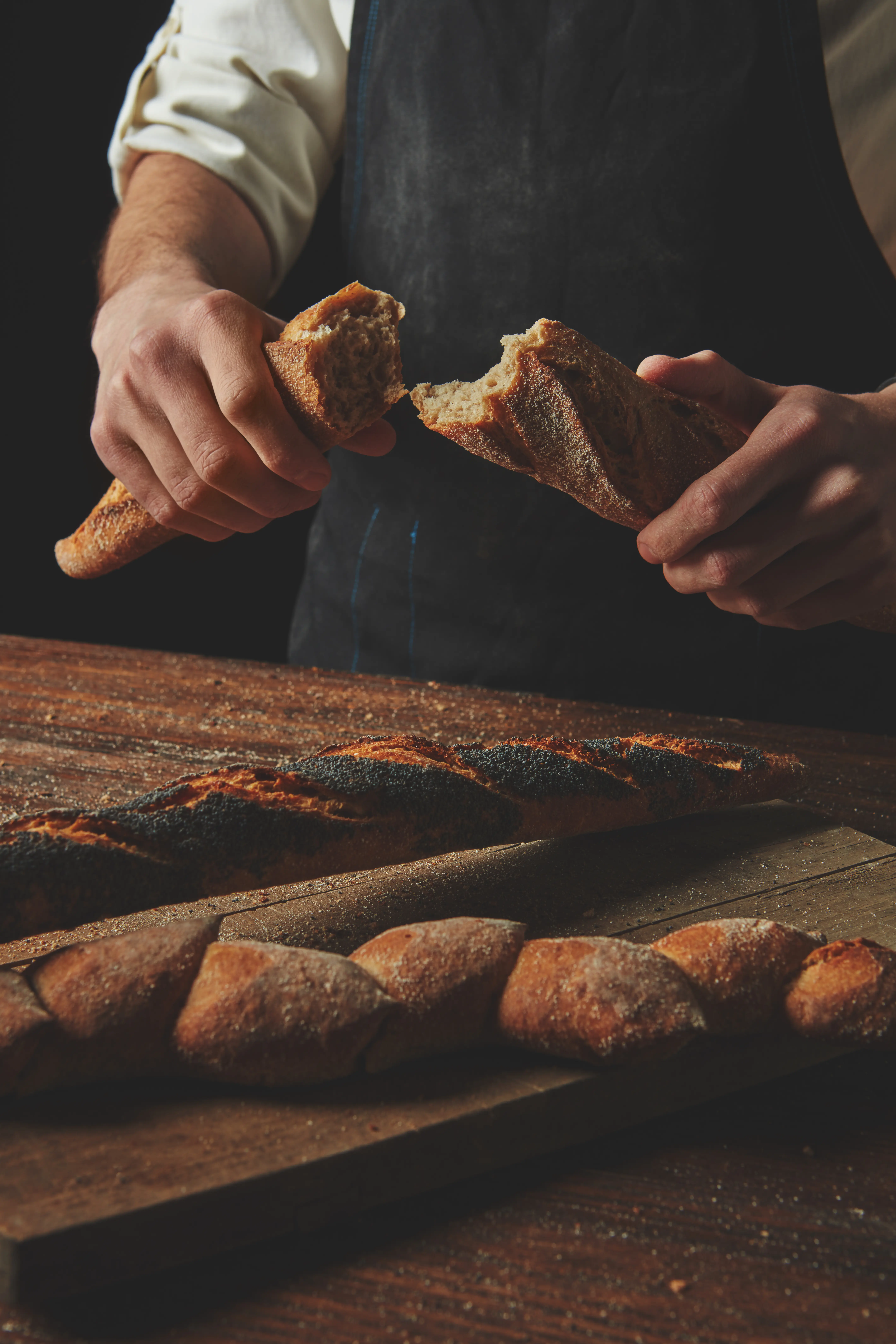 Baguette artisanale entre les mains